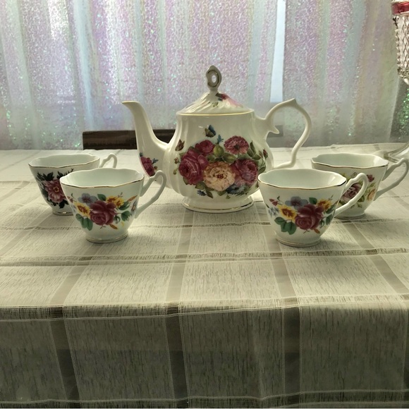Stechkol Bone China Garden Roses teapot With Lid, 4 Cups (1 Mismatch) - Picture 6 of 13